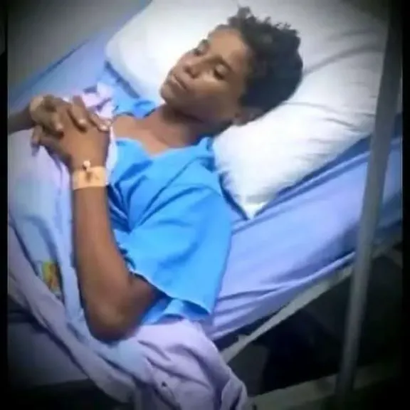 طفل يمني يُطعن بالجنبية في الحديدة… لمجرد أنه طلب ”أجْرَه” من حوثي !